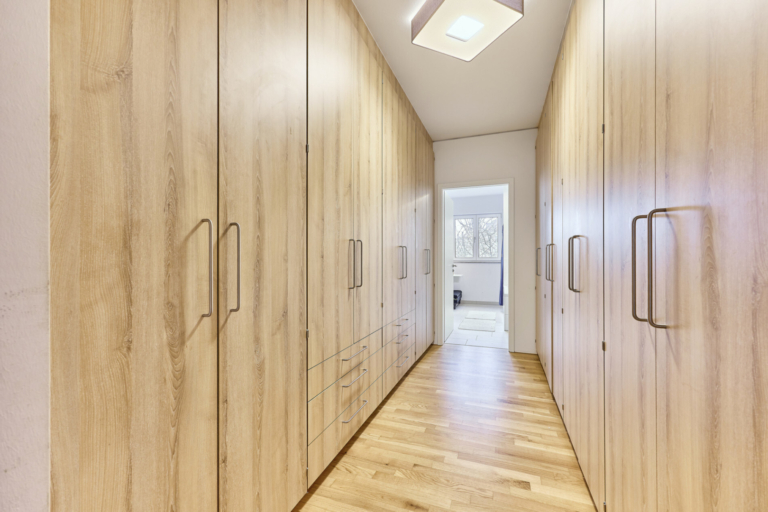 Begehbarer Kleiderschrank mit Zugang zum Elternbad